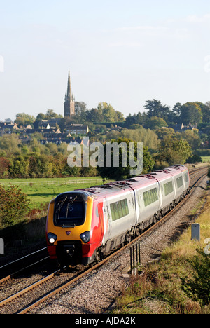 Vergine Voyager treno diesel vicino a King's Sutton, Northamptonshire, England, Regno Unito Foto Stock