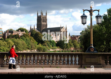 Cattedrale di Worcester da Worcester Bridge, Worcestershire, England, Regno Unito Foto Stock