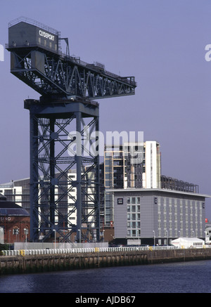 Dh fiume Clyde GLASGOW porta a Clydebank Finnieston gru e moderni edifici Riverside Quay Foto Stock