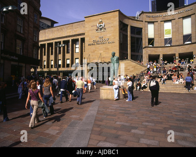 dh Glasgow Royal Concert Hall BUCHANAN STREET GLASGOW Scozia primo ministro Donald Dewar statua persone folle centro città st scena strade Foto Stock