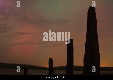 Dh Neolitico pietra permanente ANELLO DI BRODGAR ORKNEY Northern Lights Aurora Boreale Scozia di notte Foto Stock