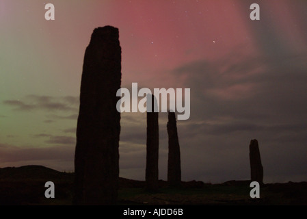 dh anello in pietra neolitico di BRODGAR ORKNEY Aurora Borealis Aurora boreale Rossa Scozia, patrimonio mondiale dell'unesco, henge notturno Foto Stock