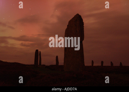 Dh ANELLO DI BRODGAR ORKNEY Northern Lights aurora boreale e permanente del neolitico cerchio di pietra Foto Stock