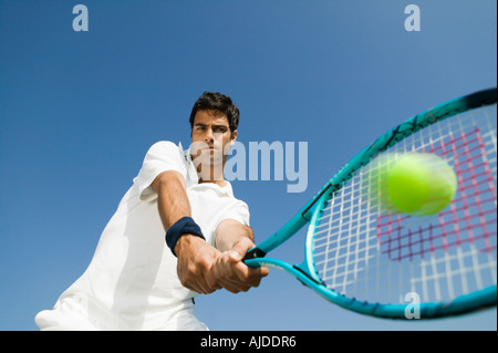 Tennista di colpire la sfera e a basso angolo di visione, close up di racchetta Foto Stock