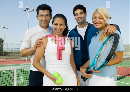 Quattro doppi misti i giocatori di tennis da net presso il campo da tennis, ritratto Foto Stock