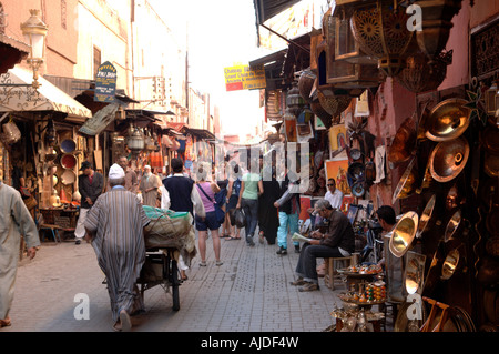 Strada stretta e negozi nei Souq - Medina - Marrakech marocco Foto Stock