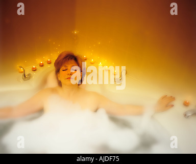 La donna in un bagno di bolle. Foto Stock