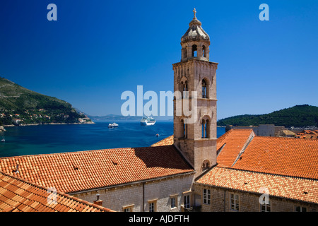 La torre trecentesca del monastero domenicano dentro le mura della città antica di Dubrovnik Croazia. Foto Stock