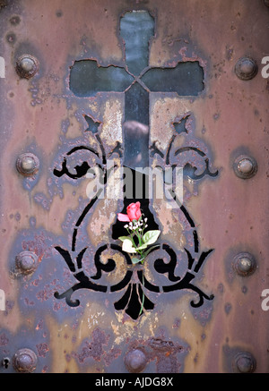 Porta di un monumento al cimitero di Pere Lachaise il più grande cimitero della città di Parigi Foto Stock