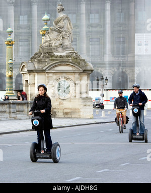 I turisti in Segway personal i trasportatori in Place de la Concorde Foto Stock