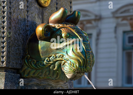 Bull di testa, Vilmos Zsolnay fontana commemorativa, Pecs, Ungheria Foto Stock