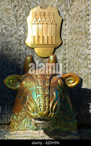 Bull di testa, Vilmos Zsolnay fontana commemorativa, Pecs, Ungheria Foto Stock