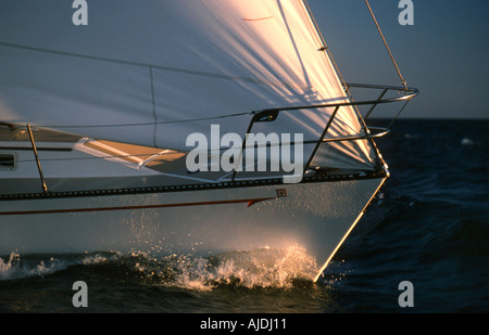 Barca a vela di prua per affettare Foto Stock