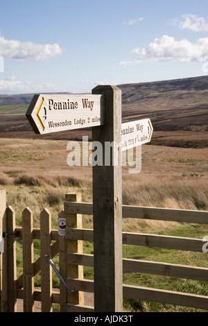 Pennine Way fingerpost signpost nero di puntamento Hill e il sentiero porta nel Parco Nazionale di Peak District West Yorkshire England Regno Unito Foto Stock