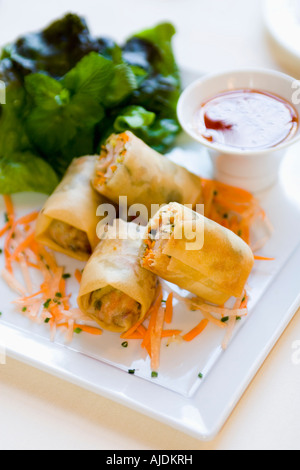 Gamberi croccanti Spring Roll mint / peperoncino dolce Foto Stock