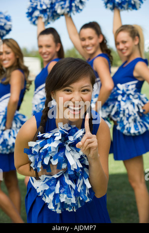 Sorridente Cheerleader, (verticale). Foto Stock