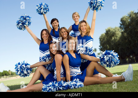 Cheerleader in posa sul prato (verticale). Foto Stock