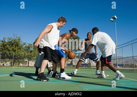 Giovani uomini giocare a basket Foto Stock