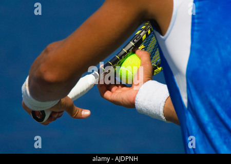 Giocatore di tennis si prepara a servire la sfera all'avversario. Foto Stock