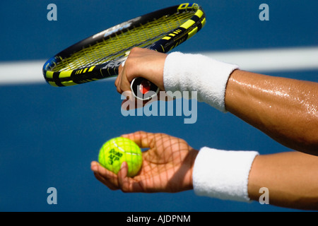 Giocatore di tennis si prepara a servire la sfera all'avversario. Foto Stock