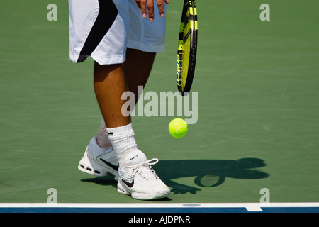 Giocatore di tennis professionista si prepara a servire la sfera all'avversario. Foto Stock