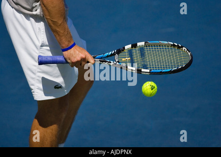 Giocatore di tennis professionista si prepara a servire la sfera all'avversario. Foto Stock