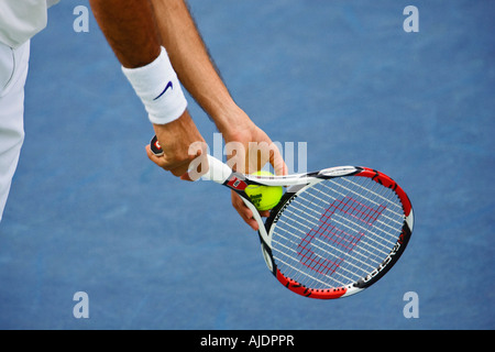 Giocatore di tennis professionista si prepara a servire la sfera all'avversario. Foto Stock