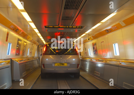 Automobili all'interno del treno Eurostar a Folkestone, Kent, Inghilterra, Regno Unito Foto Stock