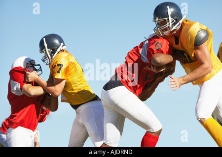 I giocatori di calcio il blocco durante il gioco Foto Stock