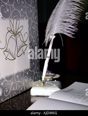 Un matrimonio guest book e piuma quill tipo pen Foto Stock