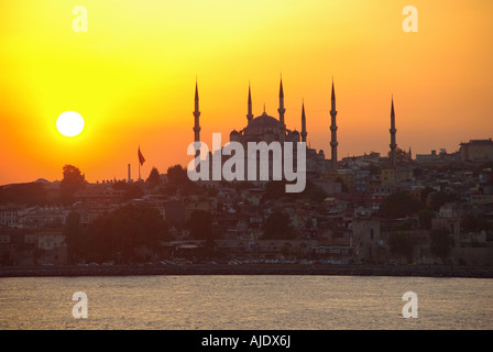 Sole e tramonto completi sulla Moschea del Sultano Ahmet o sulla Moschea Blu con sei minareti di vista dalla nave da crociera in partenza per il Bosforo Istanbul Turchia Foto Stock