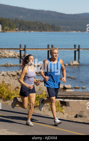 Giovane jogging accanto al lago Foto Stock