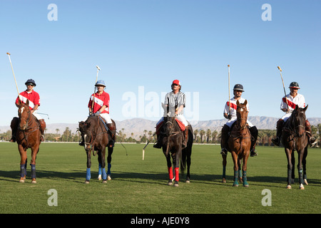 Giocatori di polo e arbitro montati su cavalli sul campo Foto Stock