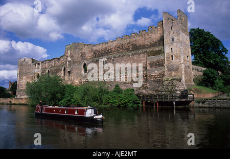 Un narrowboat passa Newark Castle come teste fino al fiume Trent, Newark, Nottinghamshire, Regno Unito. Foto Stock