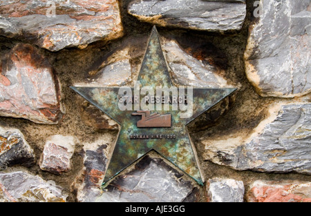 Stella di ottone, commemorazione, stella di Ottone su Muro Plymouth Docks, Star Research, Millbay Plymouth Docks, Norman Hine 1938, parete di stelle, passeggeri, mare. Foto Stock