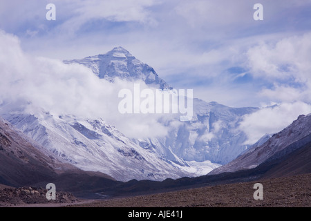 Parete nord della montagna più alta del mondo Everest 8848m noto anche come Qomolangma coperto di nuvole. Foto Stock