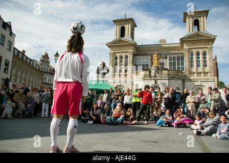 Signor Woo mondo Keepy Uppy campione del calcio nel display in antico Mercato a Kingston, Regno Unito Foto Stock