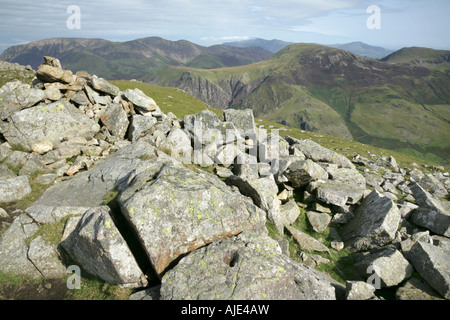 Grasmoor, Skiddaw, Robinson, Blencathra e Hindscarth dal vertice di alto stile, Lake District, Inghilterra. Foto Stock