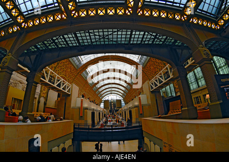 Vista generale di una galleria al museo Orsay a Parigi, Francia Foto Stock