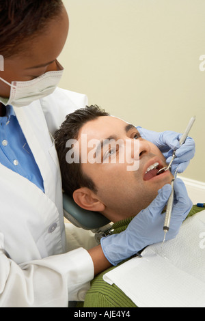 Dentista esame paziente di sesso maschile (close-up) Foto Stock