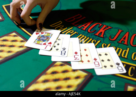 Le mani della donna che trattano le carte Foto Stock