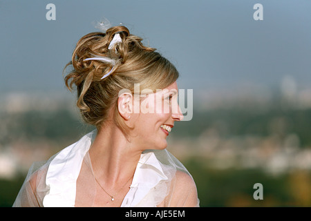 Fotografia di una sposa in un parco Foto Stock