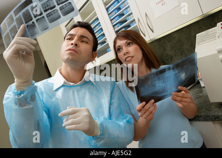 Dentista e igienista esaminando i raggi X in laboratorio Foto Stock