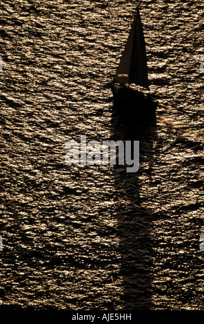 Barca a vela silhouette e ombre, Lago Travis, Austin, Texas Foto Stock