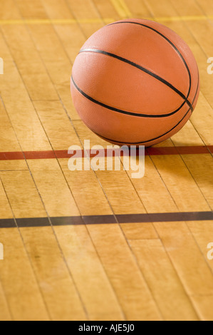 La pallacanestro su corte Foto Stock