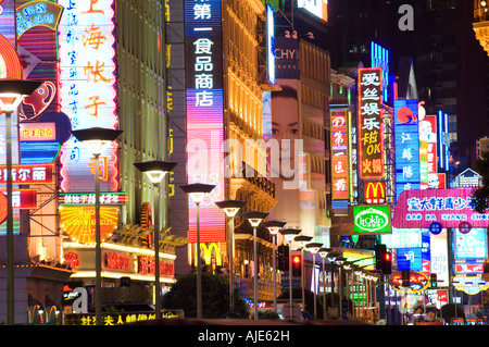 Insegne al neon e e pedoni in Nanjing donglu road paradiso dello shopping cinese di Shanghai Foto Stock