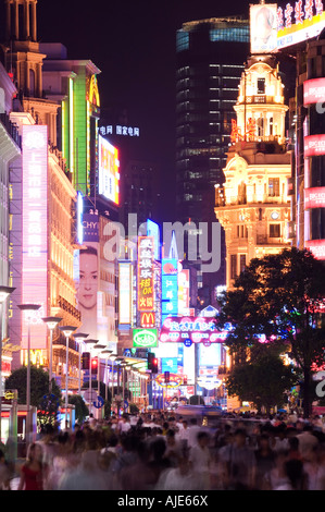 Insegne al neon e e pedoni in Nanjing donglu road paradiso dello shopping cinese di Shanghai Foto Stock