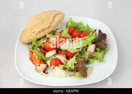 Un piatto di pronto a mangiare insalata di pollo con pane Foto Stock