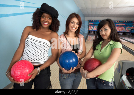 Le giovani donne a bowling le sfere di trattenimento, ritratto Foto Stock