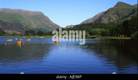 Llyn Padarn e Dolbadarn Castle, guardando verso sud fino Llanberis passano al tramonto Snowdonia Gwynedd Wales UK Foto Stock